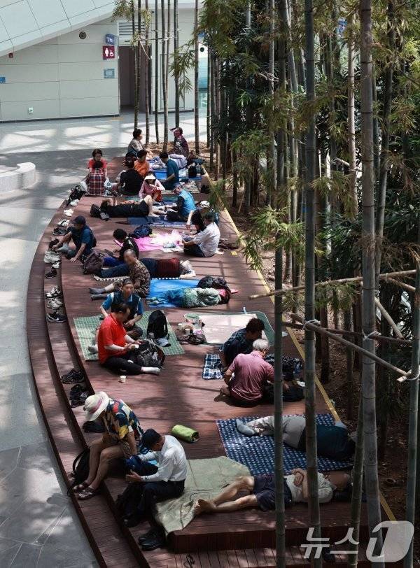 폭염으로 탑골공원 된 인천공항 2터미널의 내용을 보여주는 이미지