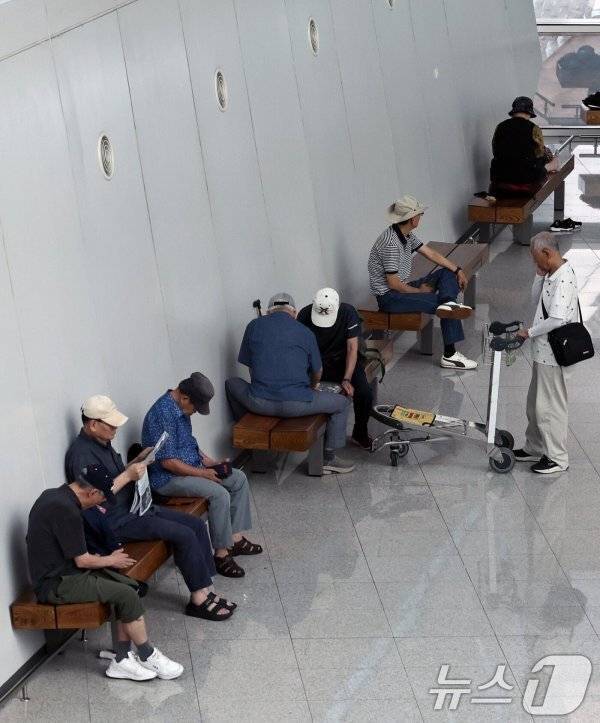 폭염으로 탑골공원 된 인천공항 2터미널의 내용을 보여주는 이미지 관련 이미지 4