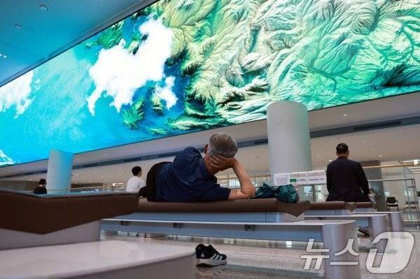 폭염으로 탑골공원 된 인천공항 2터미널의 내용을 보여주는 이미지 관련 이미지 6