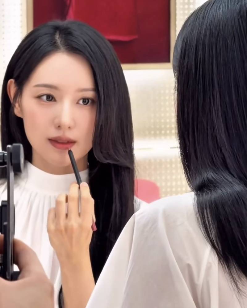 김지원은 거울보는거 얼마나 재밌을까?의 내용을 보여주는 이미지