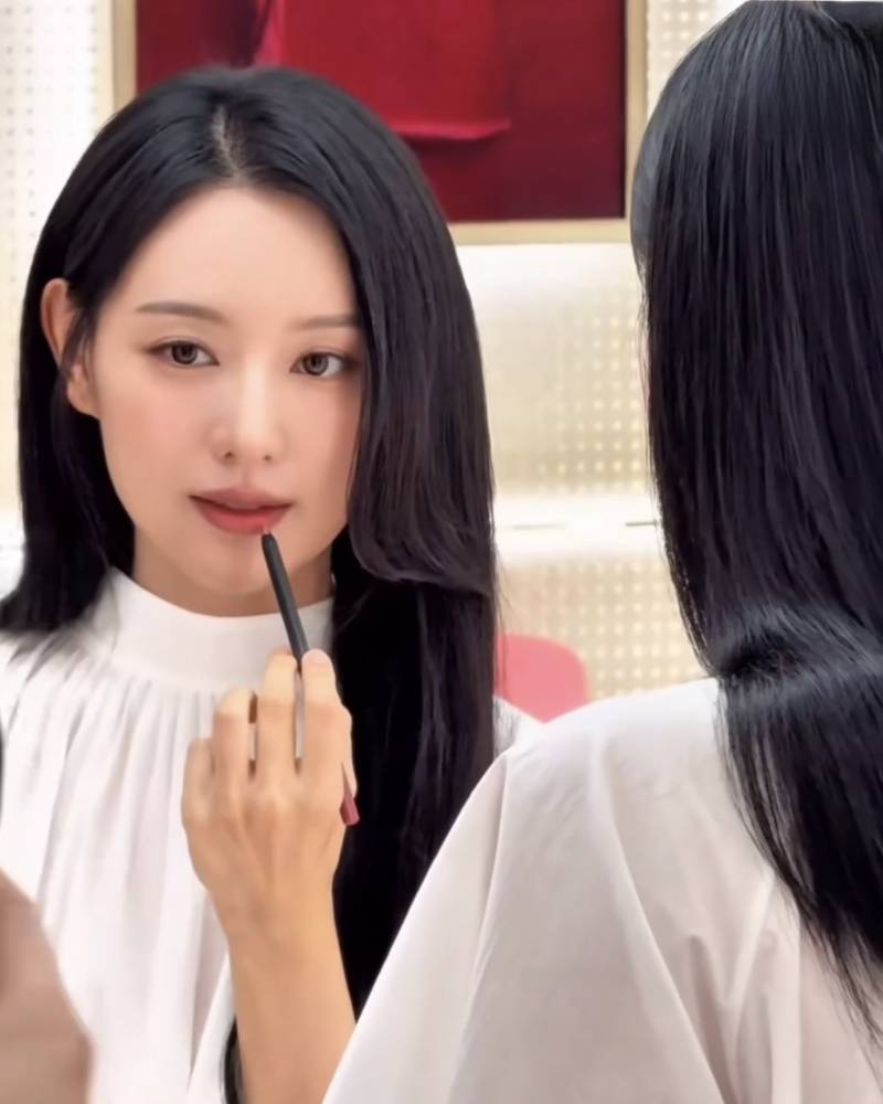 김지원은 거울보는거 얼마나 재밌을까?의 내용을 보여주는 이미지 관련 이미지 2