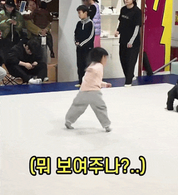 건강하라고 보낸 체육관에서 카메라 꺼내든 엄마의 내용을 보여주는 이미지