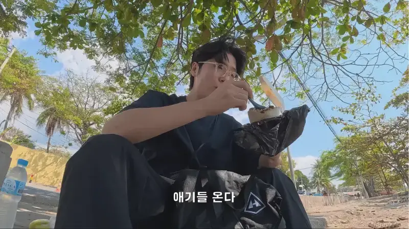 동티모르 길거리에서 밥 먹다가 애들한테 둘러싸인 남자의 내용을 보여주는 이미지 관련 이미지 11