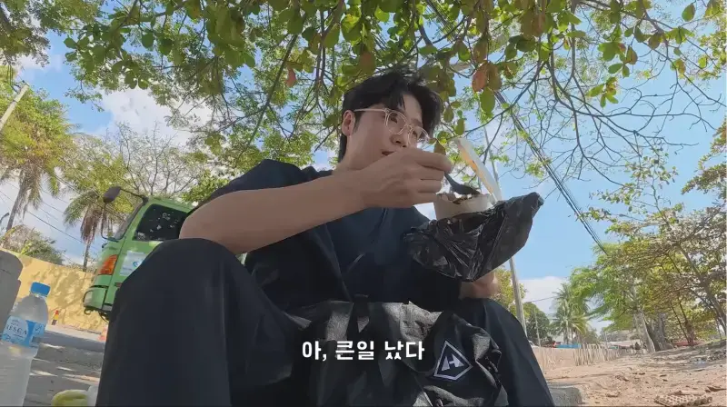 동티모르 길거리에서 밥 먹다가 애들한테 둘러싸인 남자의 내용을 보여주는 이미지 관련 이미지 12