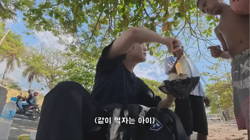 동티모르 길거리에서 밥 먹다가 애들한테 둘러싸인 남자의 내용을 보여주는 이미지 관련 이미지 13