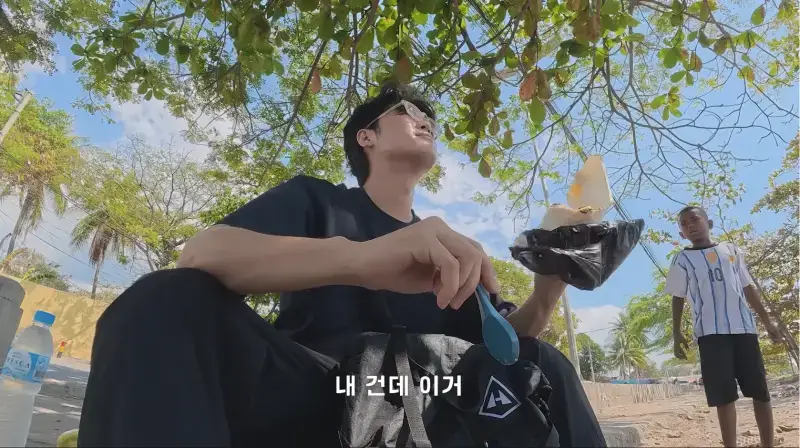 동티모르 길거리에서 밥 먹다가 애들한테 둘러싸인 남자의 내용을 보여주는 이미지 관련 이미지 14