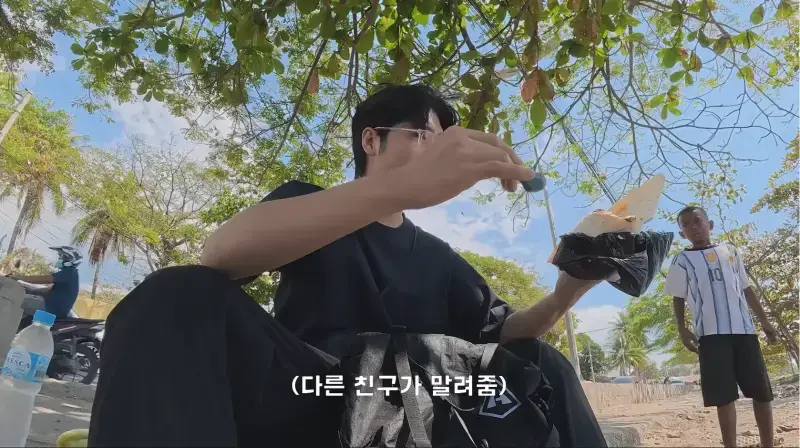 동티모르 길거리에서 밥 먹다가 애들한테 둘러싸인 남자의 내용을 보여주는 이미지 관련 이미지 15