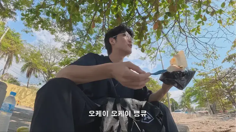 동티모르 길거리에서 밥 먹다가 애들한테 둘러싸인 남자의 내용을 보여주는 이미지 관련 이미지 16