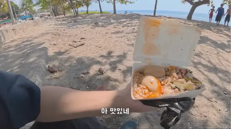 동티모르 길거리에서 밥 먹다가 애들한테 둘러싸인 남자의 내용을 보여주는 이미지 관련 이미지 17