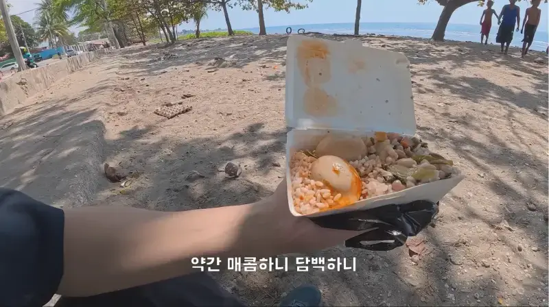 동티모르 길거리에서 밥 먹다가 애들한테 둘러싸인 남자의 내용을 보여주는 이미지 관련 이미지 18
