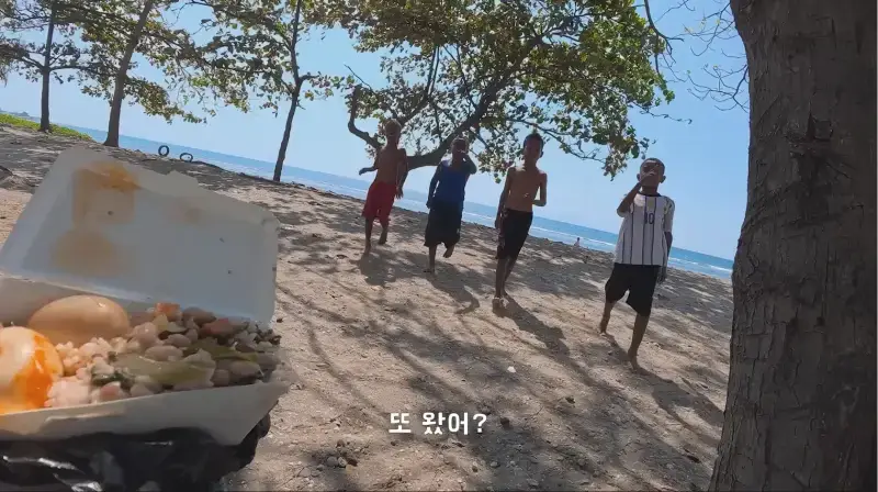 동티모르 길거리에서 밥 먹다가 애들한테 둘러싸인 남자의 내용을 보여주는 이미지 관련 이미지 19