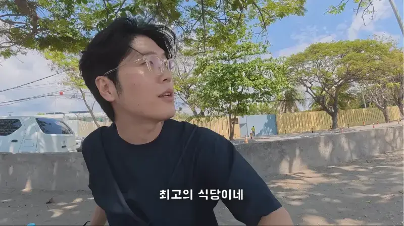 동티모르 길거리에서 밥 먹다가 애들한테 둘러싸인 남자의 내용을 보여주는 이미지 관련 이미지 2
