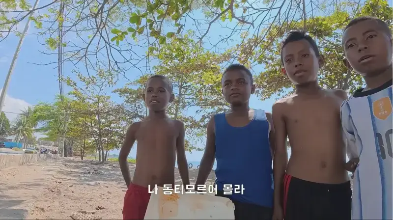 동티모르 길거리에서 밥 먹다가 애들한테 둘러싸인 남자의 내용을 보여주는 이미지 관련 이미지 22