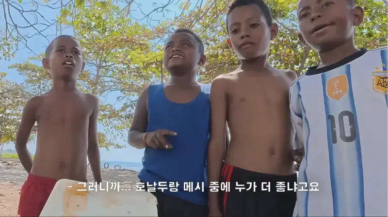 동티모르 길거리에서 밥 먹다가 애들한테 둘러싸인 남자의 내용을 보여주는 이미지 관련 이미지 23