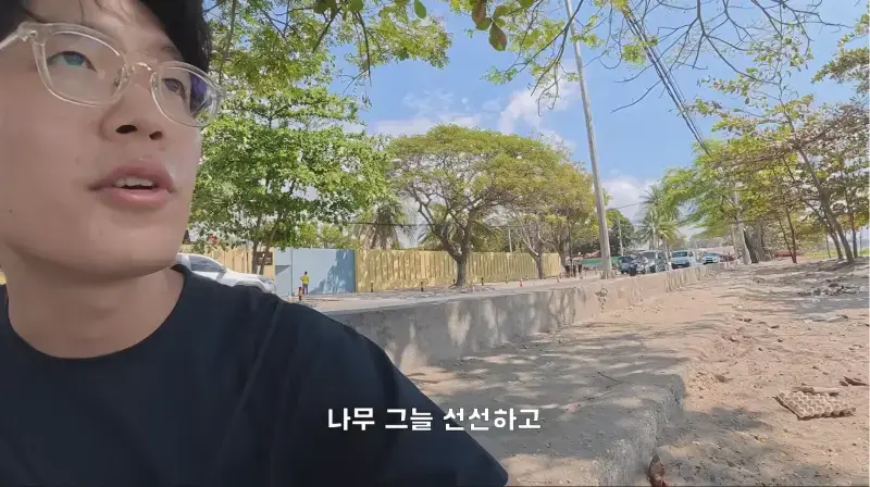 동티모르 길거리에서 밥 먹다가 애들한테 둘러싸인 남자의 내용을 보여주는 이미지 관련 이미지 3