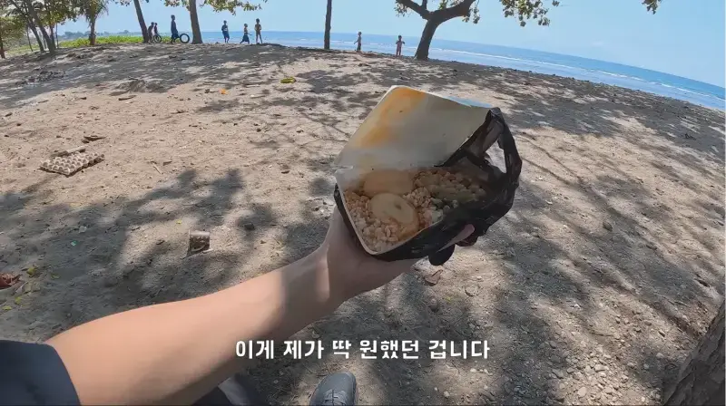 동티모르 길거리에서 밥 먹다가 애들한테 둘러싸인 남자의 내용을 보여주는 이미지 관련 이미지 5