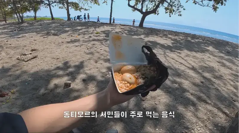 동티모르 길거리에서 밥 먹다가 애들한테 둘러싸인 남자의 내용을 보여주는 이미지 관련 이미지 6