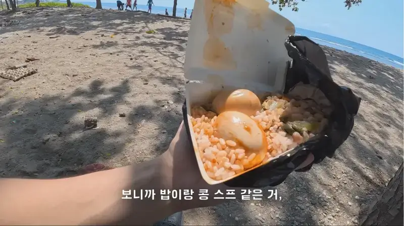 동티모르 길거리에서 밥 먹다가 애들한테 둘러싸인 남자의 내용을 보여주는 이미지 관련 이미지 7