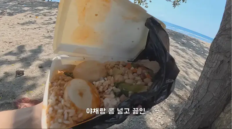 동티모르 길거리에서 밥 먹다가 애들한테 둘러싸인 남자의 내용을 보여주는 이미지 관련 이미지 8