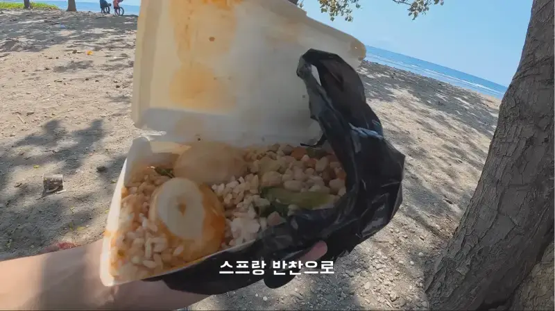 동티모르 길거리에서 밥 먹다가 애들한테 둘러싸인 남자의 내용을 보여주는 이미지 관련 이미지 9