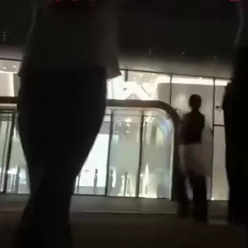 Yg사옥 앞에서 춤으로 평화시위하는 중녀 사이로 골프채 들고 달려가는 일녀의 내용을 보여주는 이미지