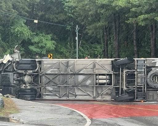 주한미군, DMZ 투어 버스 전복되자 직접 구조의 내용을 보여주는 이미지 관련 이미지 2