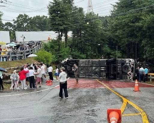 주한미군, DMZ 투어 버스 전복되자 직접 구조의 내용을 보여주는 이미지 관련 이미지 3