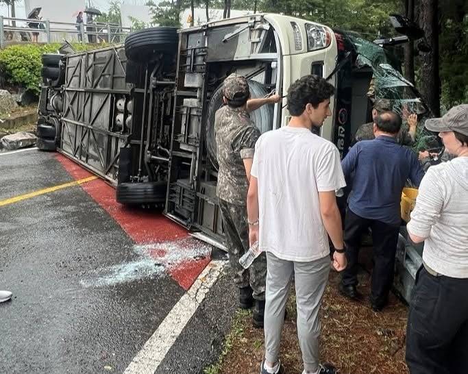 주한미군, DMZ 투어 버스 전복되자 직접 구조의 내용을 보여주는 이미지 관련 이미지 4