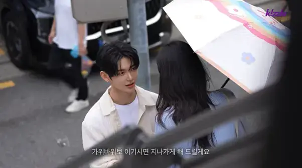 잘생긴 남자가 계단에서 길을 막는다면 덬들의 반응은?의 내용을 보여주는 이미지