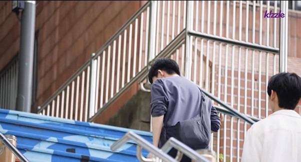 잘생긴 남자가 계단에서 길을 막는다면 덬들의 반응은?의 내용을 보여주는 이미지 관련 이미지 10