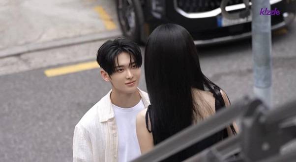 잘생긴 남자가 계단에서 길을 막는다면 덬들의 반응은?의 내용을 보여주는 이미지 관련 이미지 12