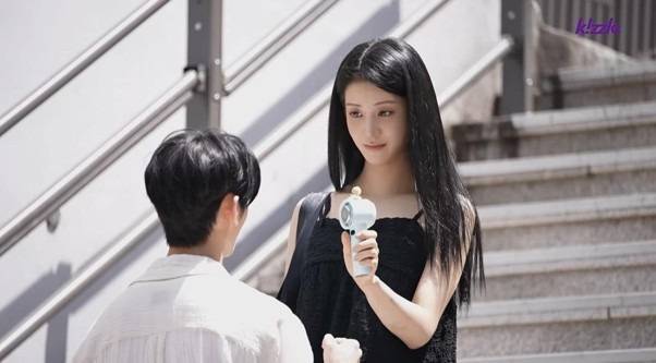 잘생긴 남자가 계단에서 길을 막는다면 덬들의 반응은?의 내용을 보여주는 이미지 관련 이미지 13