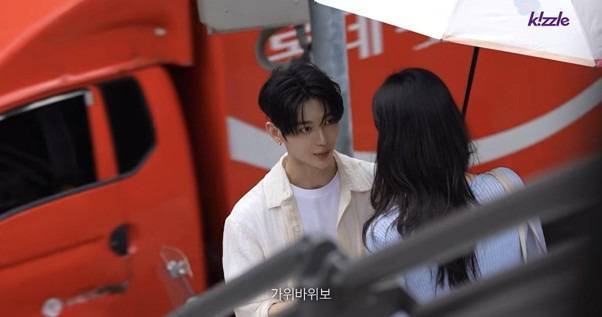 잘생긴 남자가 계단에서 길을 막는다면 덬들의 반응은?의 내용을 보여주는 이미지 관련 이미지 2