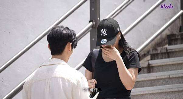 잘생긴 남자가 계단에서 길을 막는다면 덬들의 반응은?의 내용을 보여주는 이미지 관련 이미지 5