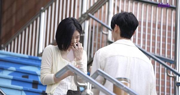 잘생긴 남자가 계단에서 길을 막는다면 덬들의 반응은?의 내용을 보여주는 이미지 관련 이미지 6