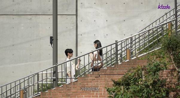 잘생긴 남자가 계단에서 길을 막는다면 덬들의 반응은?의 내용을 보여주는 이미지 관련 이미지 7