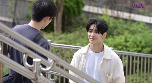 잘생긴 남자가 계단에서 길을 막는다면 덬들의 반응은?의 내용을 보여주는 이미지 관련 이미지 8