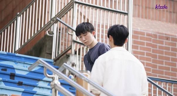 잘생긴 남자가 계단에서 길을 막는다면 덬들의 반응은?의 내용을 보여주는 이미지 관련 이미지 9