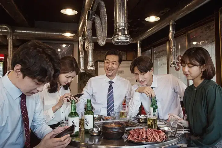 은근 젊은층에서도 의견 갈리는 회식 문화의 내용을 보여주는 이미지