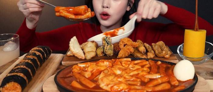 구독자 440만 먹방 유튜버를 둘러싼 논란, '쇼 비즈니스' 유튜브의 이면을 들추다 - 경향신문
