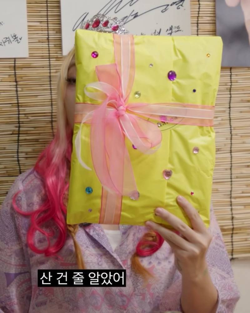 아이린 선물 진짜 많이 돌리는데 그럴 때마다 자기가 직접 포장해서 주는 거 ... ㅜ의 내용을 보여주는 이미지 관련 이미지 3