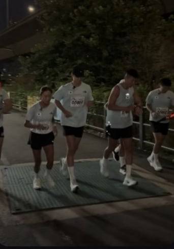 새벽부터 8.15런 시작한다는 박보검&션의 내용을 보여주는 이미지