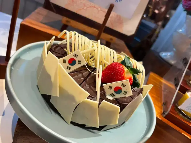 인도네시아 5성급 호텔에서 광복절을 맞아 핑거푸드에 태극기를 다 꽂아줌의 내용을 보여주는 이미지 관련 이미지 3