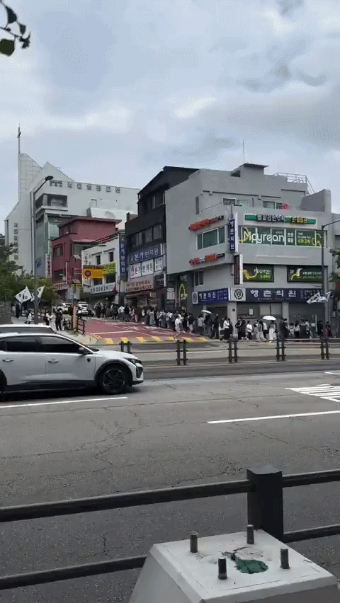 어제 대박난 매국노 조롱카페 대기줄의 내용을 보여주는 이미지