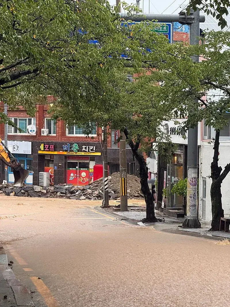 폭우로 도로가 무너진 통영 상황의 내용을 보여주는 이미지