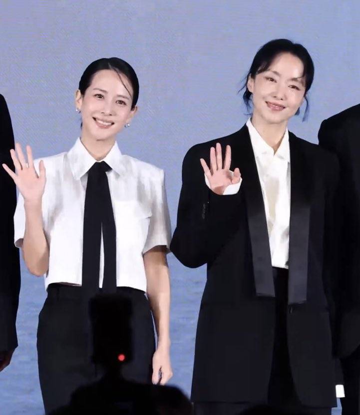 전도연 조여정 붙여놓으니까 여정언니 바로 아방 연하 되는 거 너무 신기하네의 내용을 보여주는 이미지