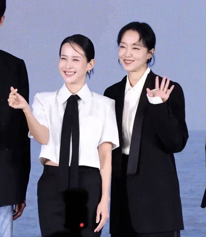 전도연 조여정 붙여놓으니까 여정언니 바로 아방 연하 되는 거 너무 신기하네의 내용을 보여주는 이미지 관련 이미지 2