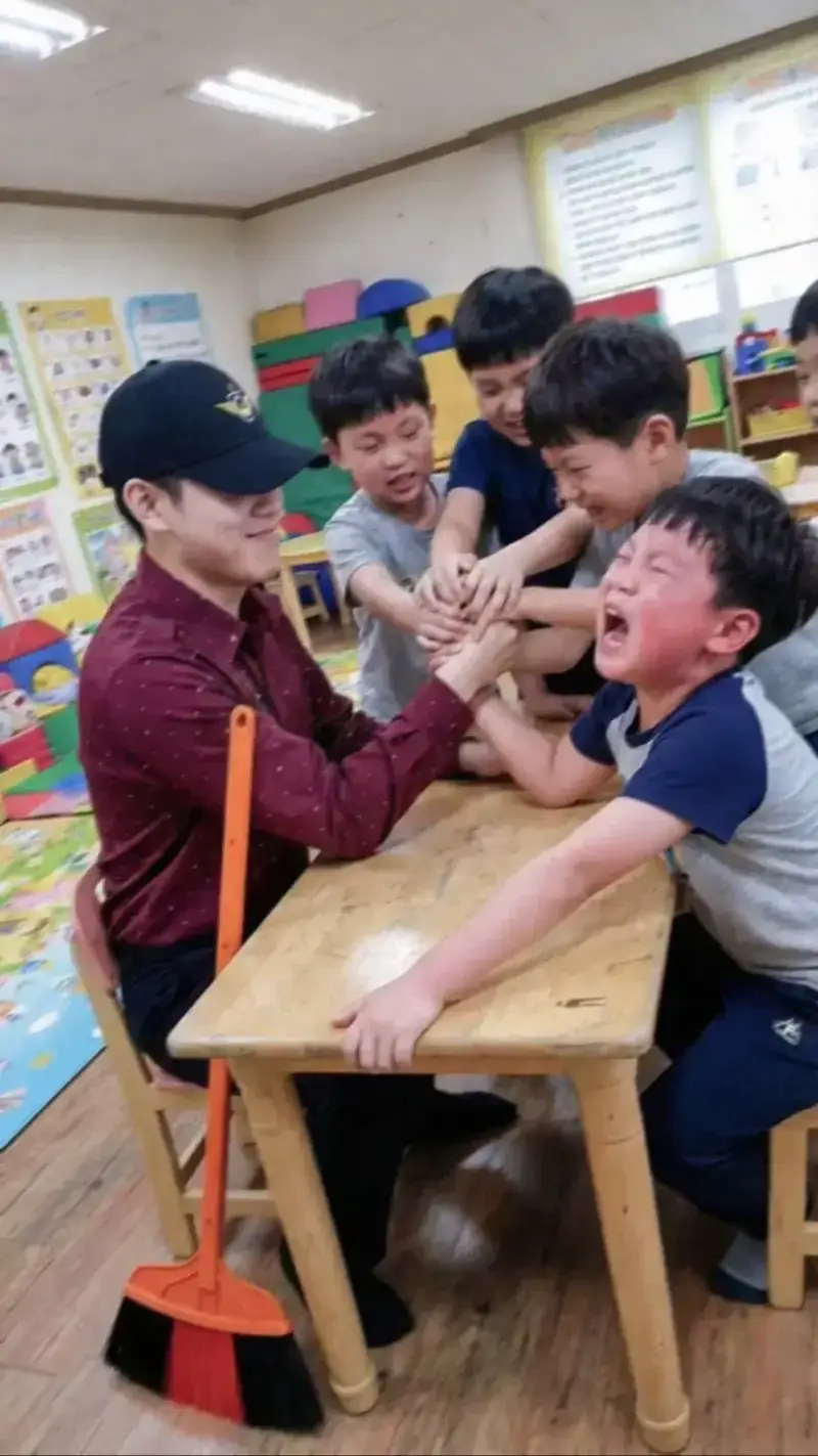 Internet_20260504_193717_12.webp 밈이 되버린 AI 공익 사진들