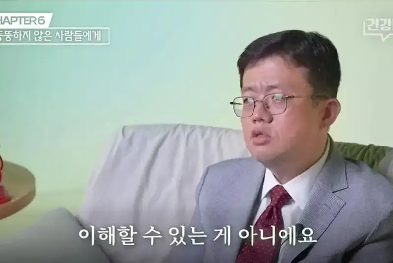 "뚱뚱한 사람들은 계속 먹는 걸 생각한다"의 내용을 보여주는 이미지 관련 이미지 11