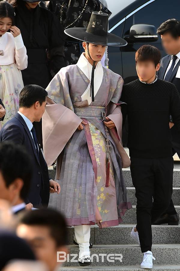 [구르미그린달빛] 디자이너가 주인공들 꽃길 걸으라고 만든 의상의 내용을 보여주는 이미지 관련 이미지 5